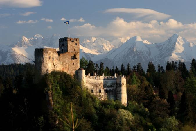 Niedzica castle with Tatra mountains in the background 
